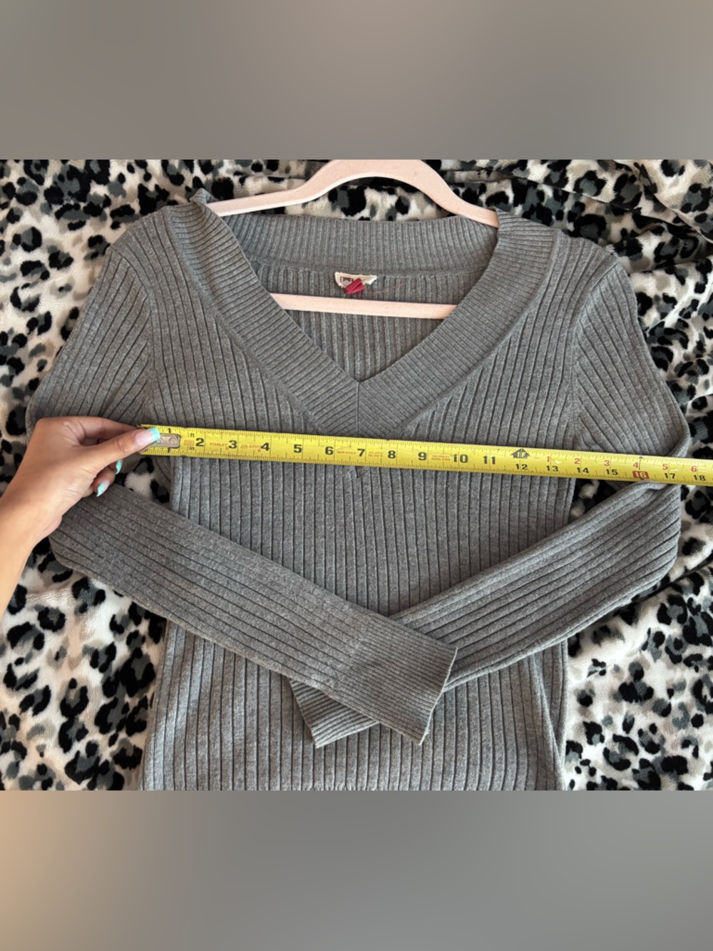 lei Women's Ribbed V-Neck Sweater in Gray